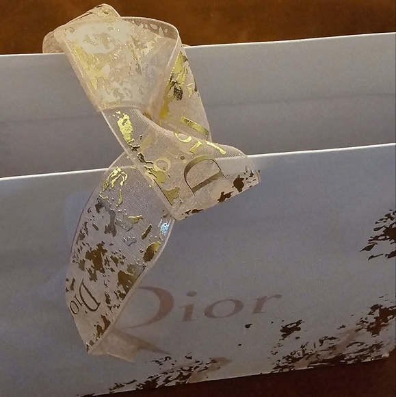 Dior gift bag. White with gold and pink design and lace ribbon. NEW never used - Picture 7 of 7